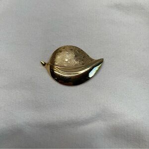 Vintage Gold Tone Leaf Brooch